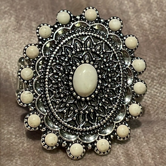 Enormous Flower Stretch Ring Southwest Style size 8.5-9.5 - Picture 1 of 4